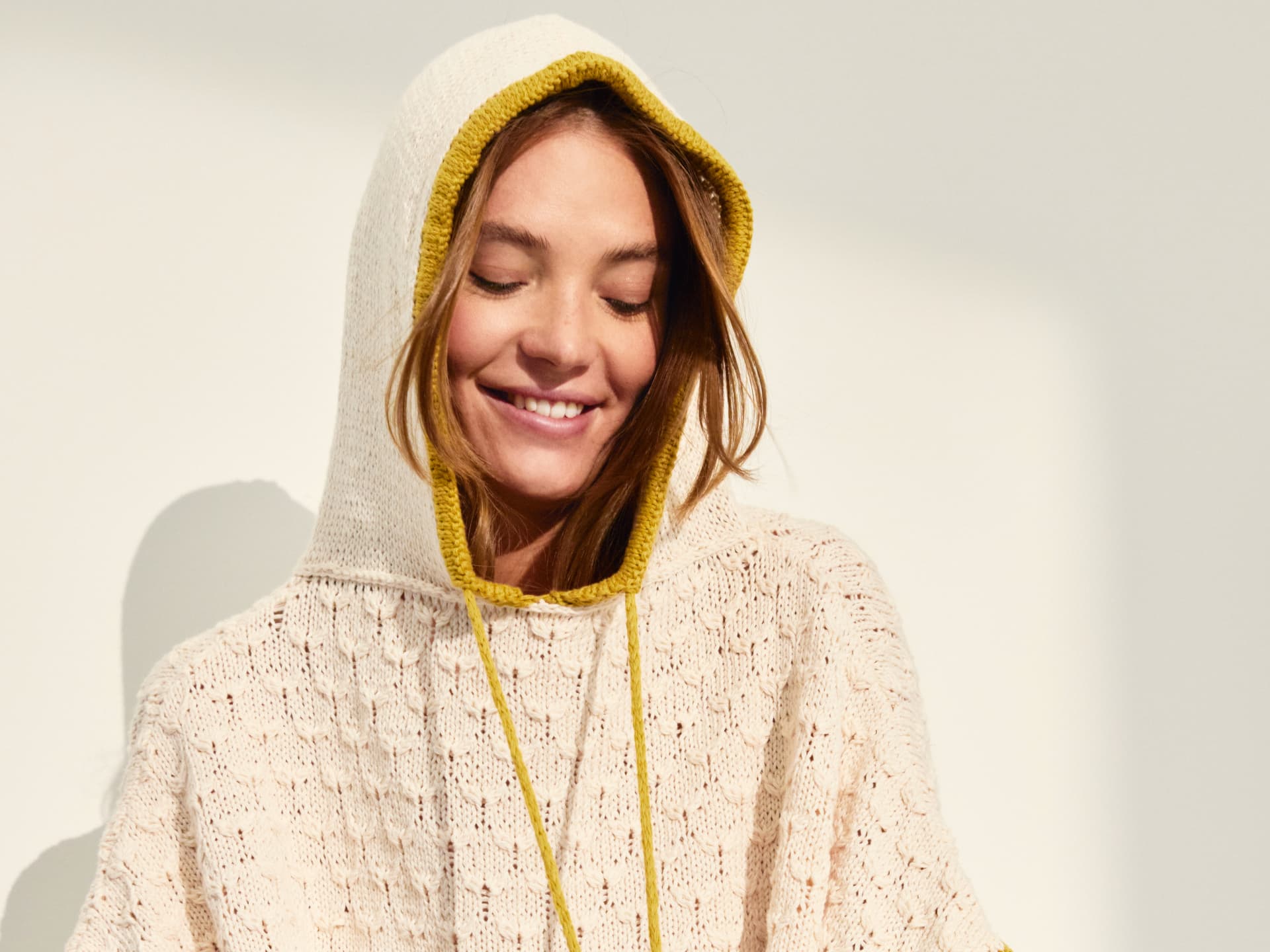 Stricken Sie sich mit unseren Anleitungen einen leichten Sommerpulli! Model in Sommerpulli von Lana Grossa
