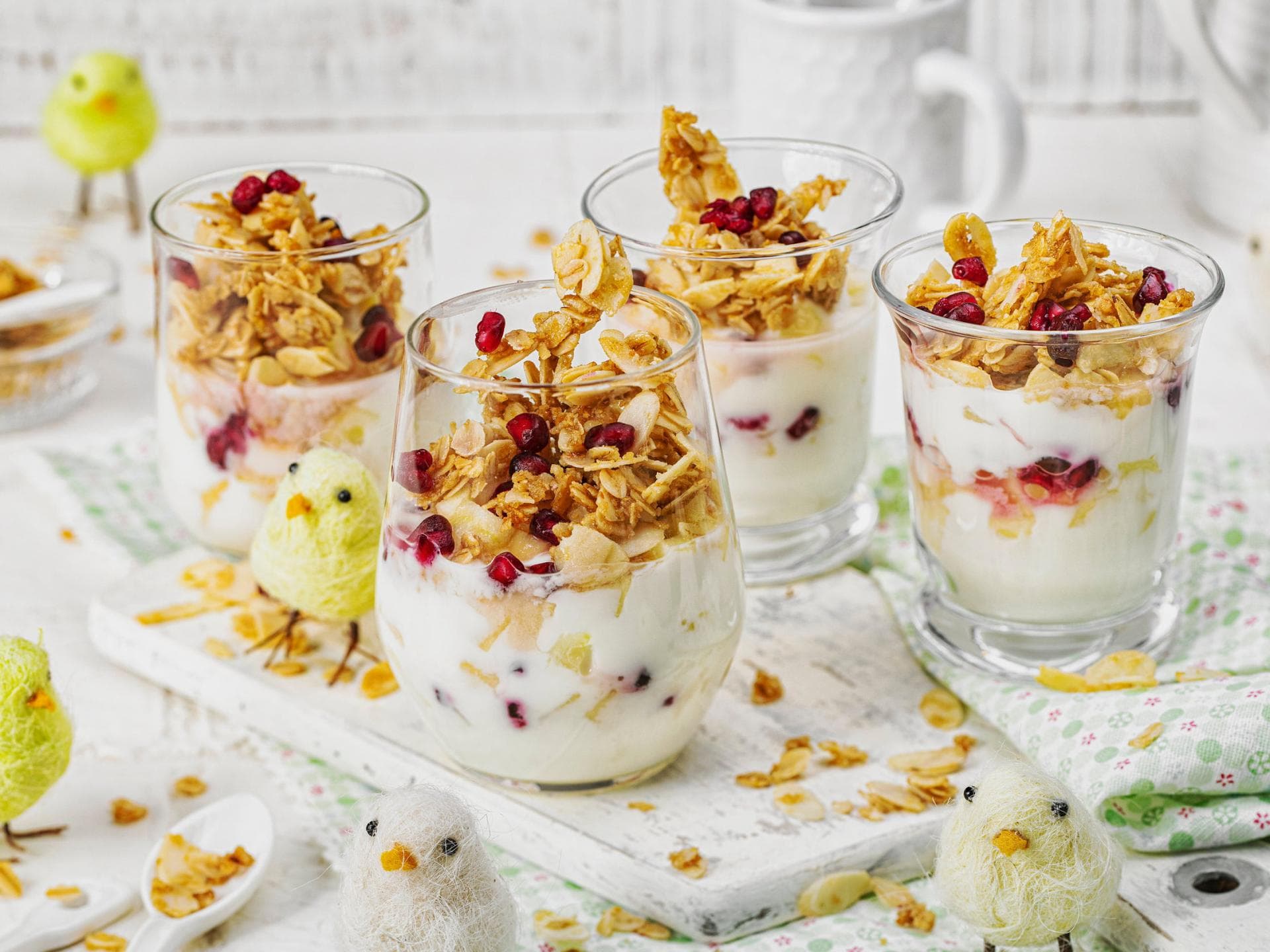 Joghurt mit Früchten und Müsli im Glas Joghurt mit Früchten und Müsli im Glas