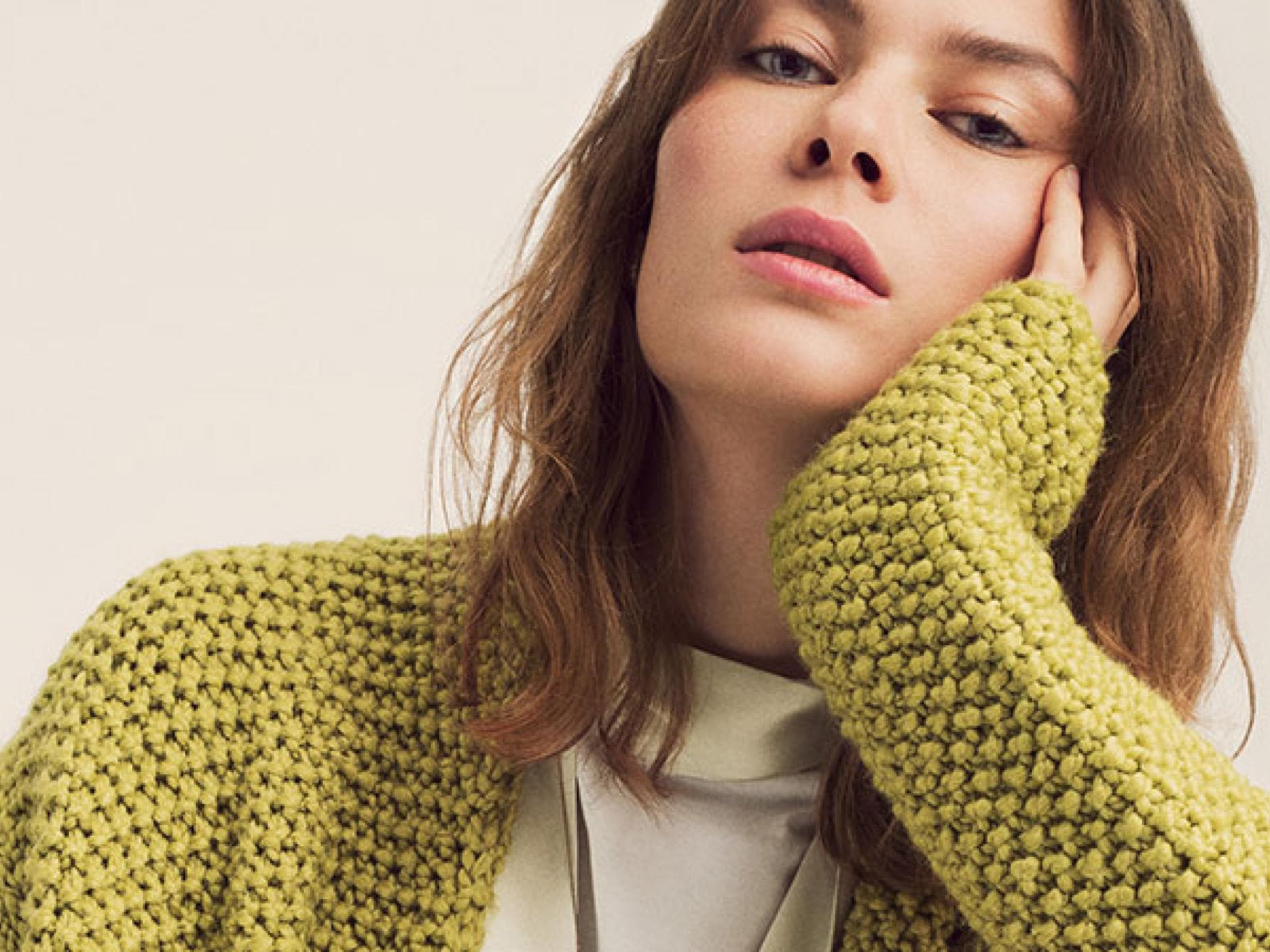 Bei uns finden Sie kostenlose Strickanleitungen für lange Strickjacken Model in langer Strickjacke von Lana Grossa
