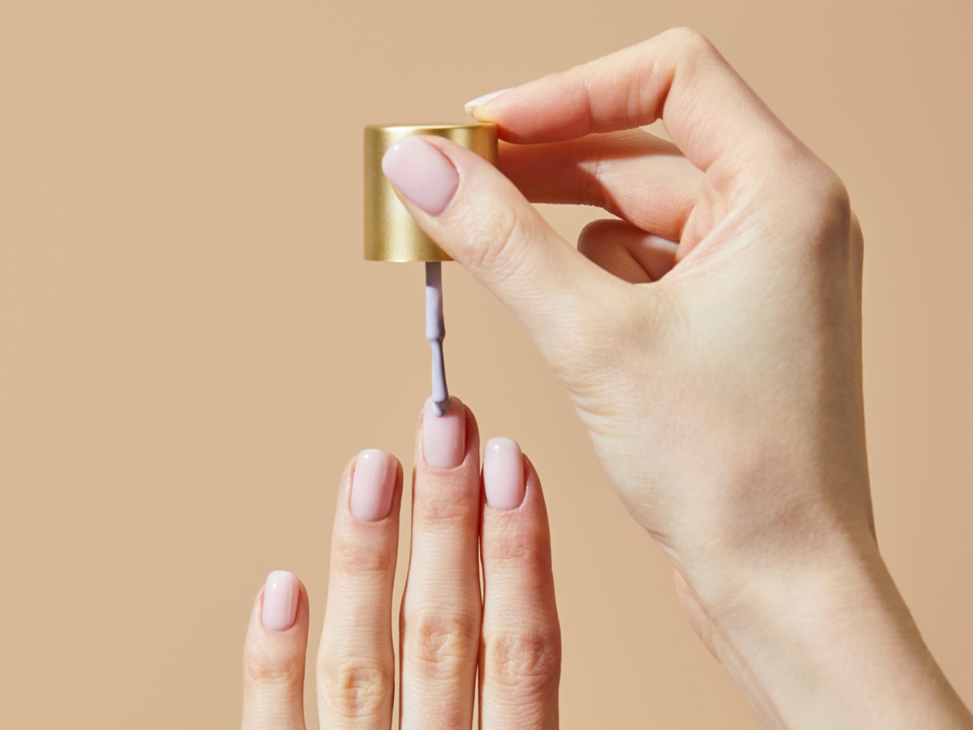 Bestimmte Nagellackfarben machen jüngere Hände Nagellackfarbe, die jung macht