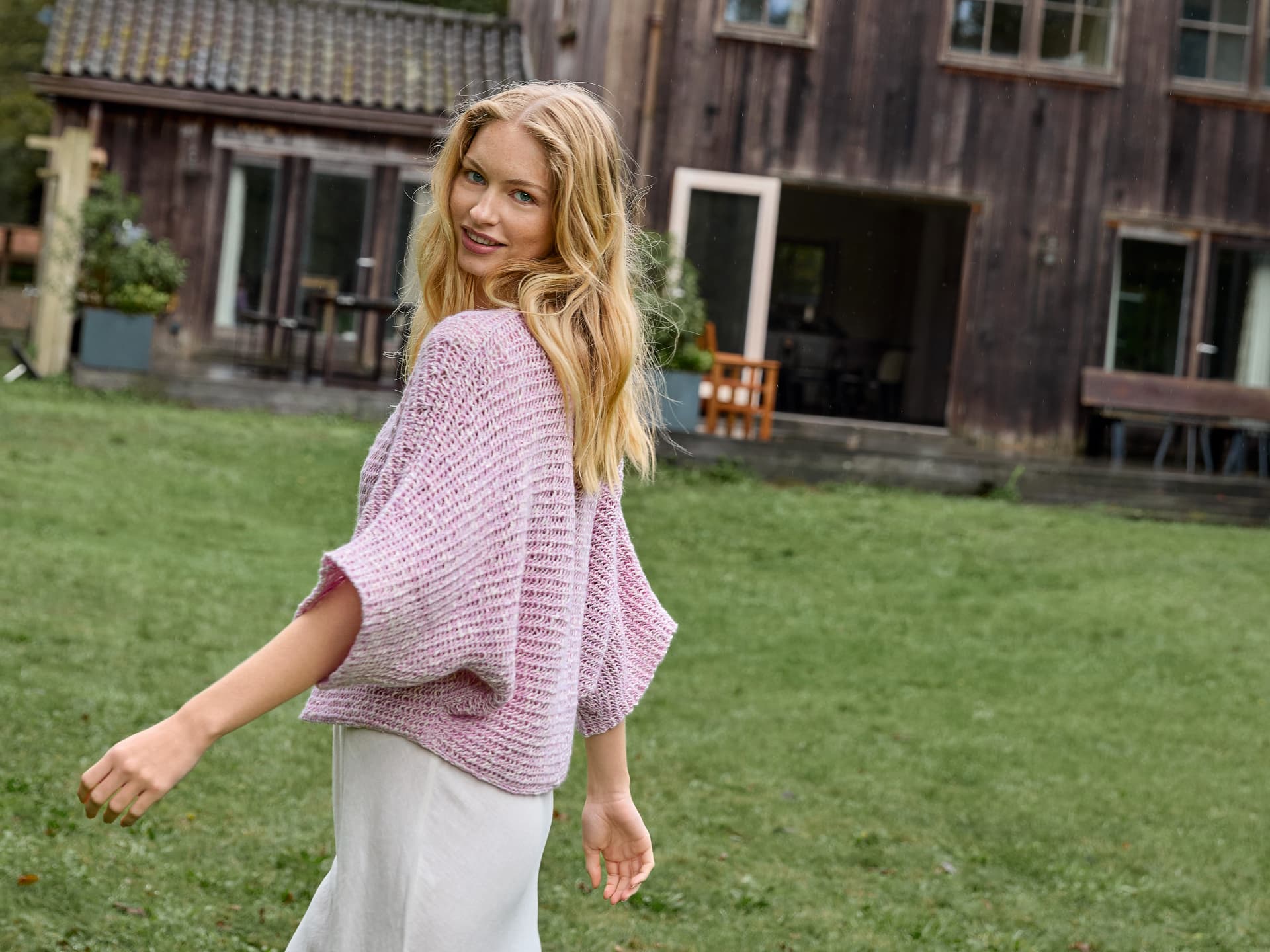 Strickanleitung für den gemütlichen Bolero-Cardigan von Lana Grossa Model in gemütlichem Bolero-Cardigan von Lana Grossa