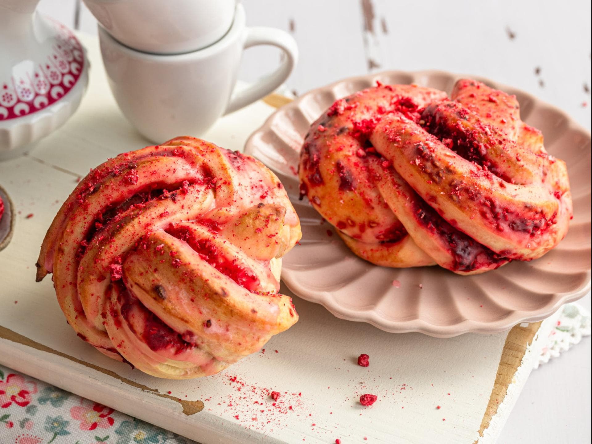Hefekringel mit Himbeerfüllung Hefekringel mit Himbeerfüllung