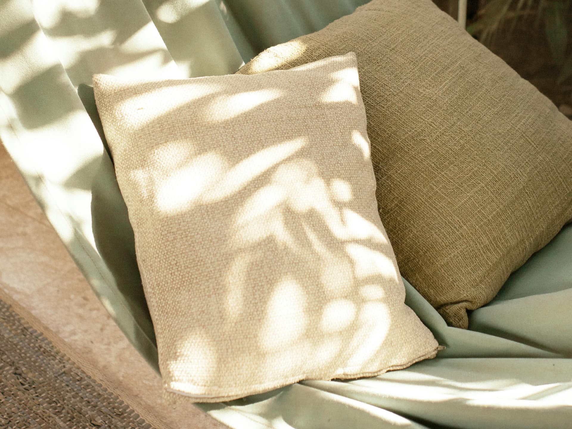 Eine Hängematte ist platzsparend und ideal für kleine Balkone Kleinen Balkon gestalten - Hängematte