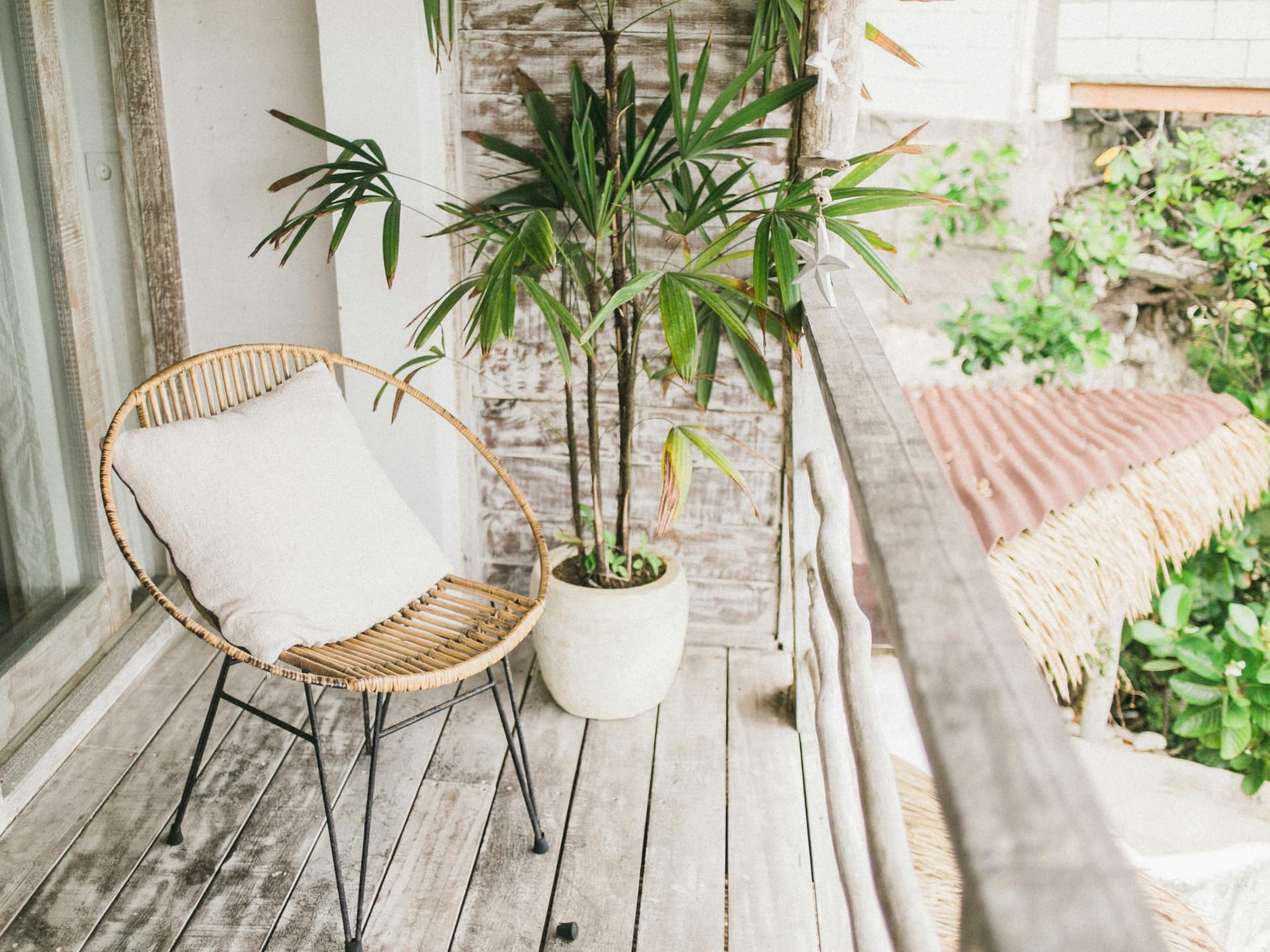 Helle Wände lassen den Balkon ebenfalls größer wirken Kleinen Balkon gestalten - Balkon mit hellen Wänden