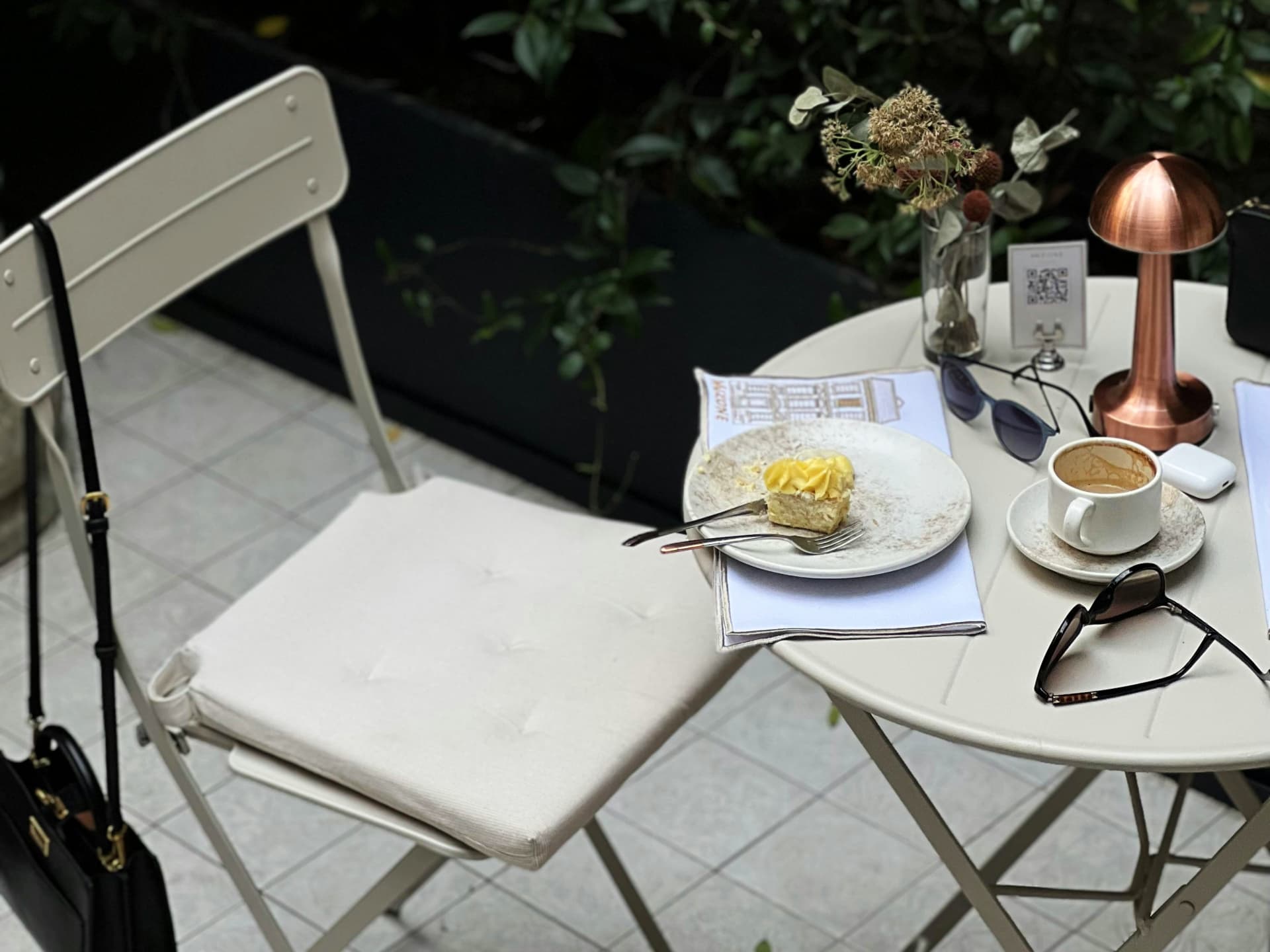 Zusammenklappbare Outdoor-Möbel sind perfekt für kleine Balkons Kleinen Balkon gestalten - platzsparende Möbel