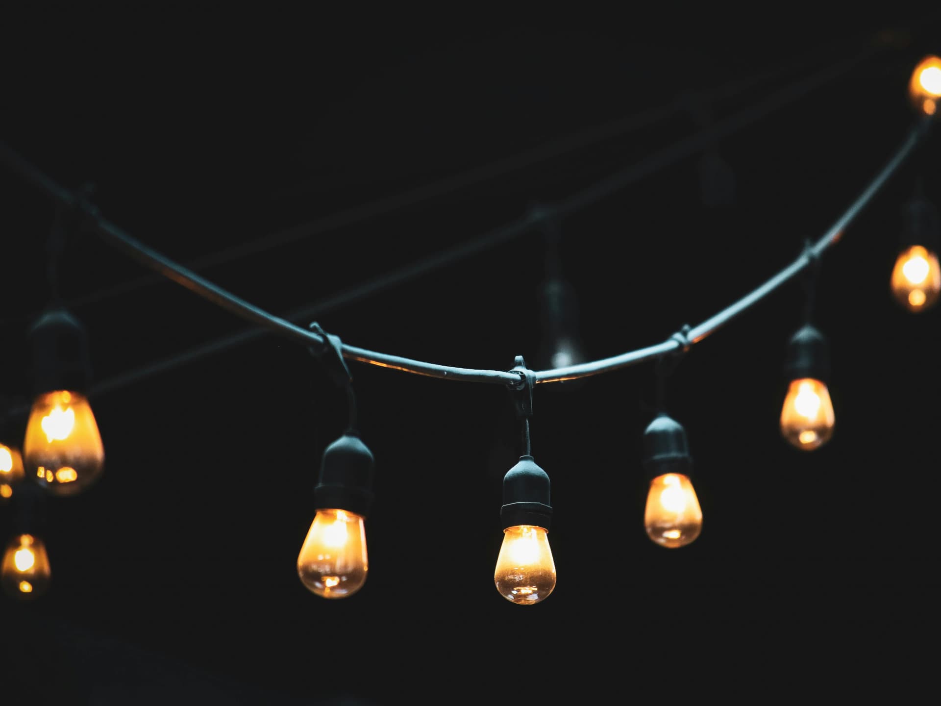 Lichterketten sorgen für Stimmung und sparen auf kleinen Balkonen Platz Kleinen Balkon gestalten - Lichterkette