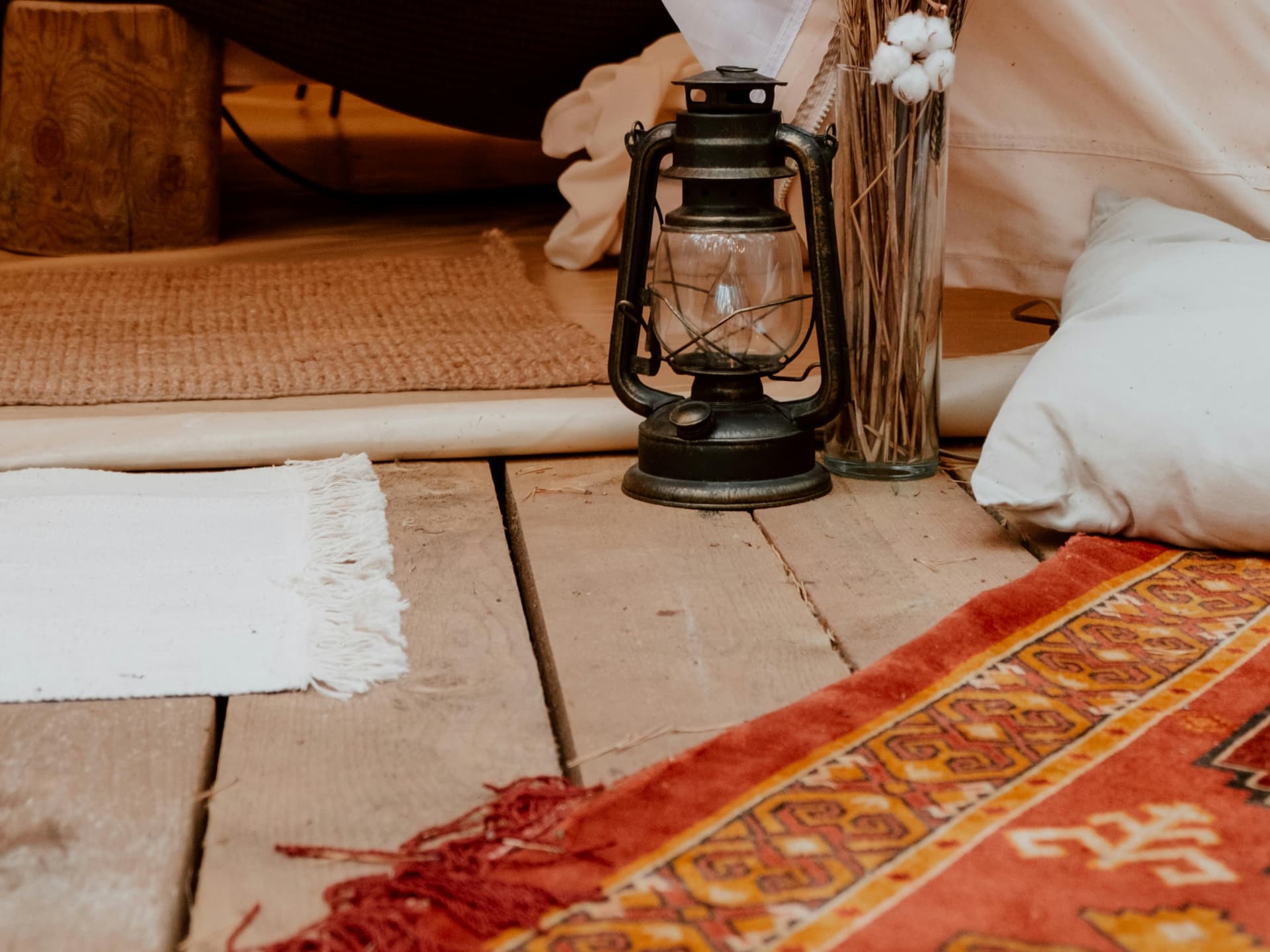 Teppiche auf einem kleinen Balkon wirken sehr einladend und gemütlich Kleinen Balkon gestalten mit Teppichen