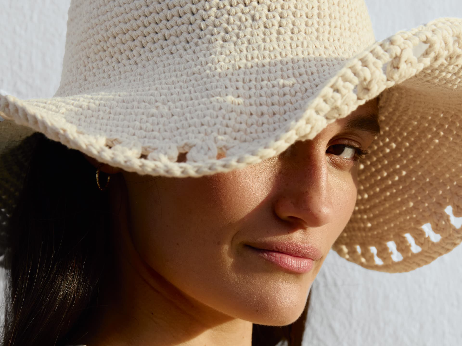 Häkeln Sie sich mit unserer kostenlosen Anleitung einen schönen Sommerhut Model mit selbst gehäkeltem Hut von Lana Grossa