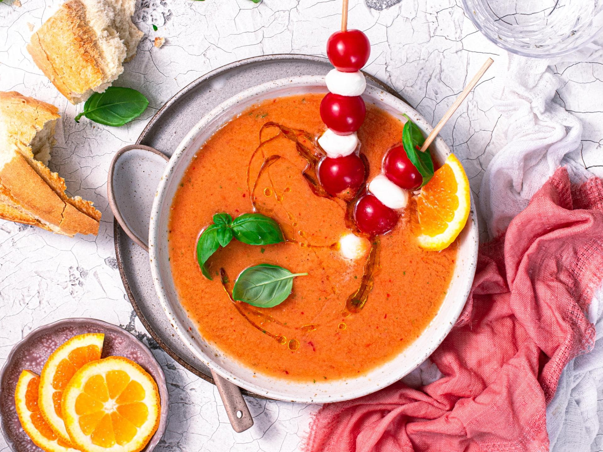Tomatensuppe mit Melone und Orange Tomatensuppe mit Melone und Orange