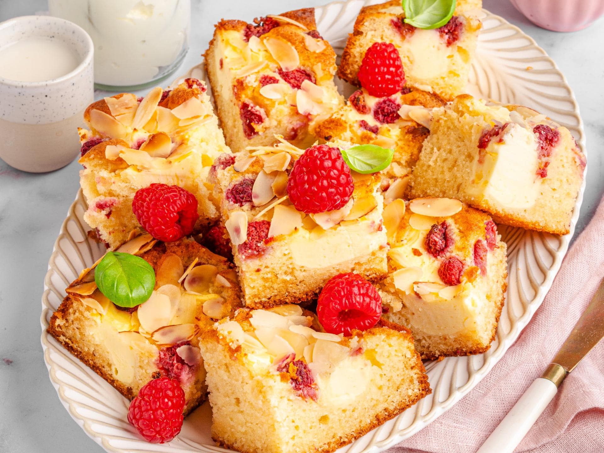 Eierlikörkuchen mit Himbeeren und Quark Eierlikörkuchen mit Himbeeren und Quark