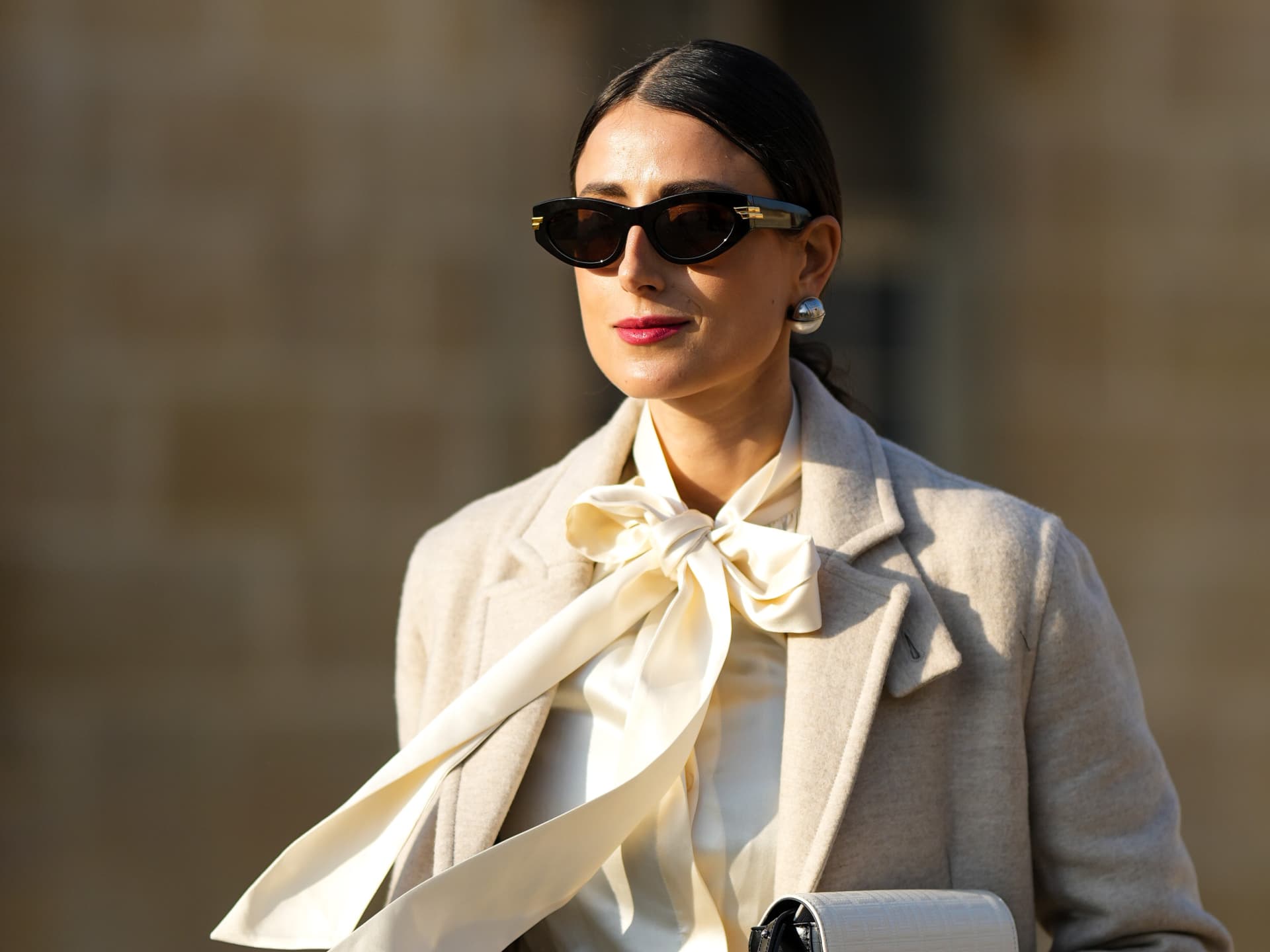 Die Schluppenbluse feiert ihr großes Comeback Frau mit Schluppenbluse / Streetstyle