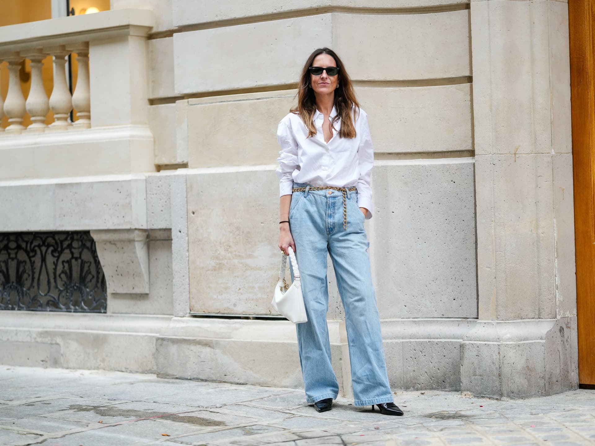 Pumps sind im Frühjahr/Sommer 2026 der größte Schuh-Trend Alba Garavito Torre trägt Pumps in Paris
