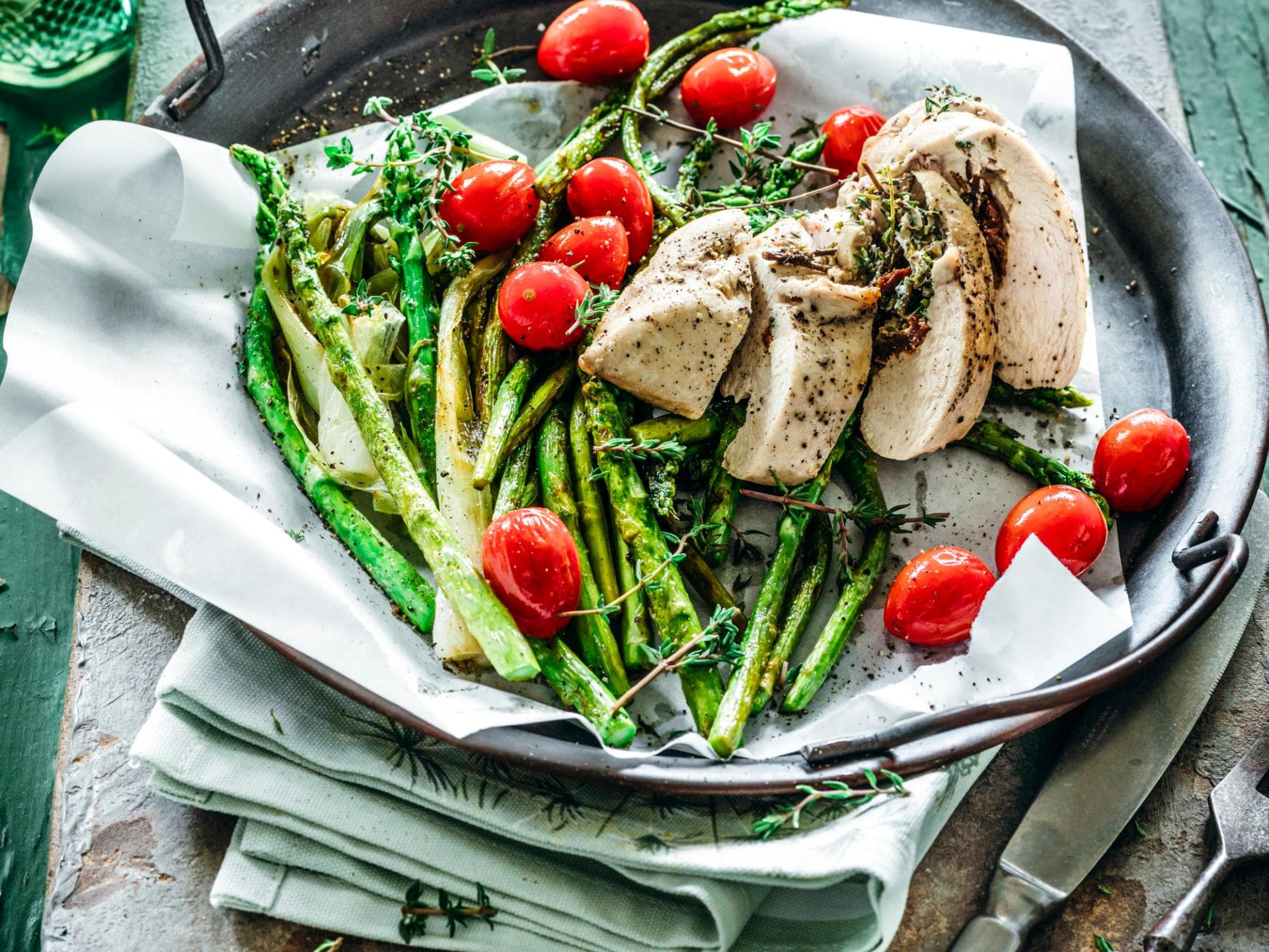 Gegrillter Spargel mit Hähnchenbrust Gegrillter Spargel mit Hähnchenbrust
