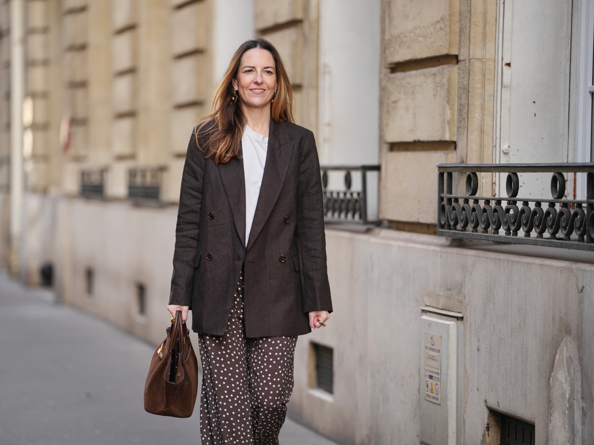 Alba Garavito Torre trägt kombiniert zur Hose mit Gummizug einen eleganten Blazer Alba Garavito Torre trägt einen Blazer und eine Hose mit Gummizug