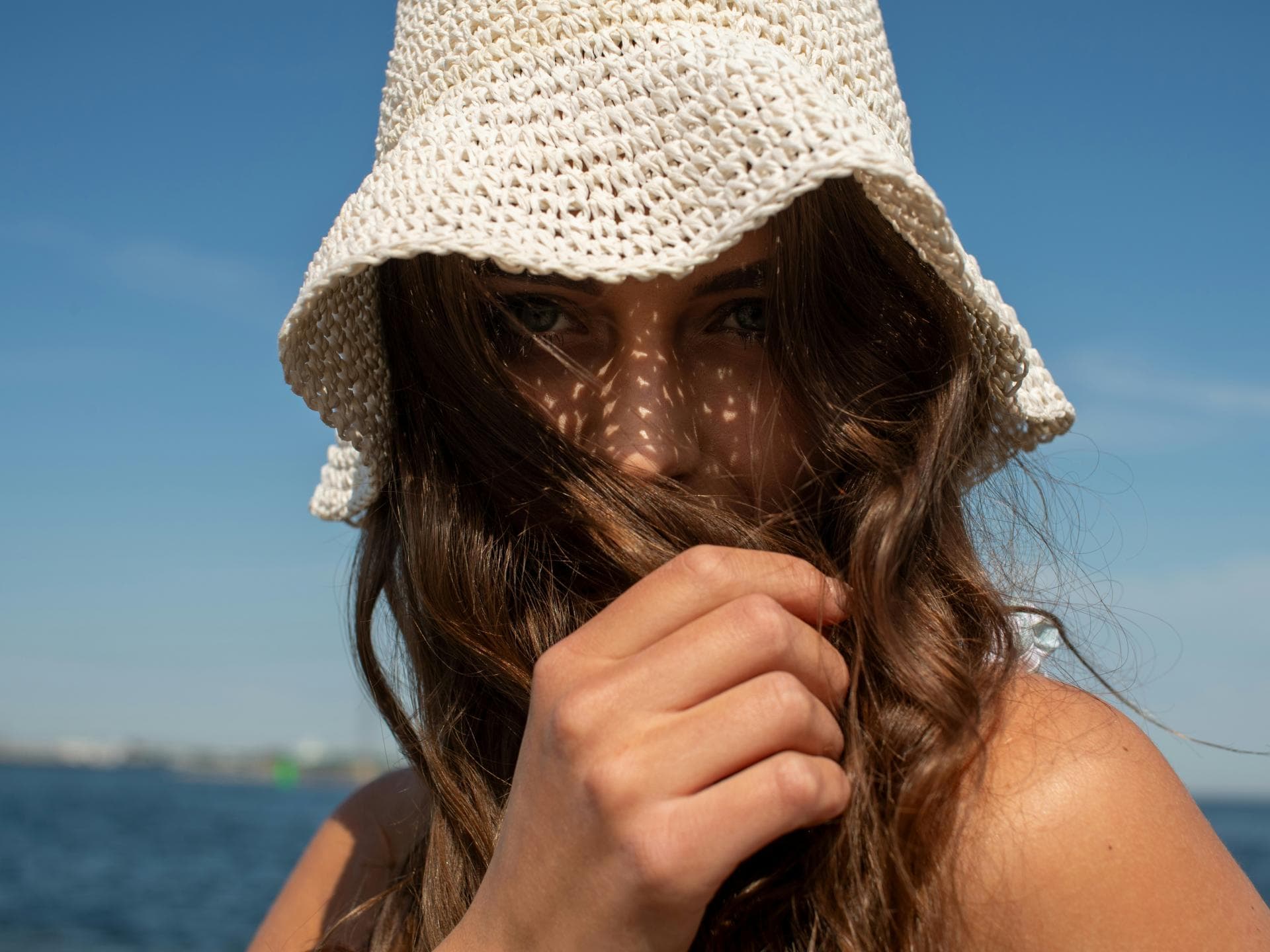 Wir stellen Ihnen die besten Sonnencremes für empfindliche Haut vor Frau mit bester Sonnencreme für empfindliche Haut im Gesicht