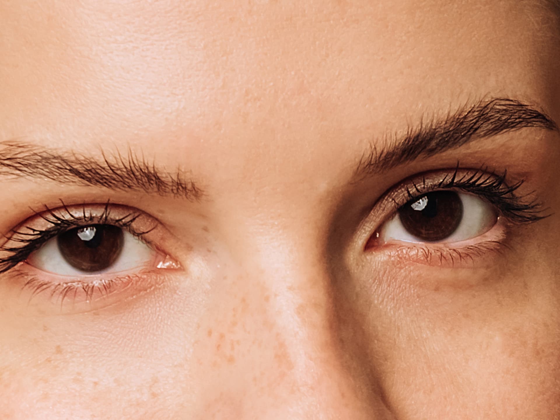 Pflegende Mascaras vereinen Volumen, Länge und Wirkstoffe in sich Frau mit pflegender Mascara auf den Wimpern
