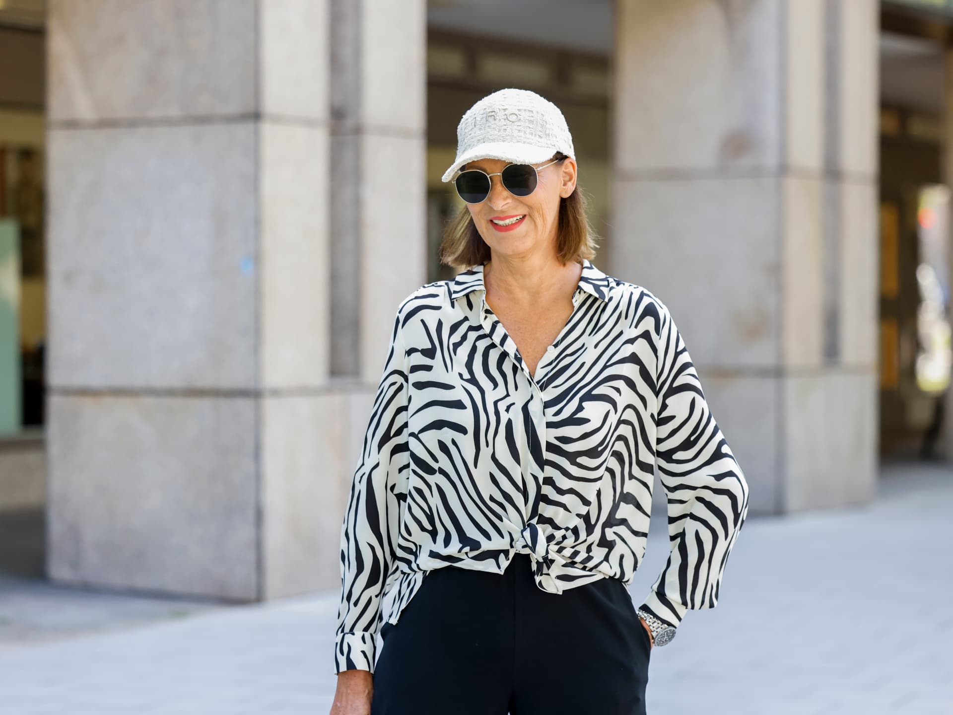 Eva Lutz trägt eine geknotete Zebrabluse Eva Lutz trägt eine geknotete Zebrabluse