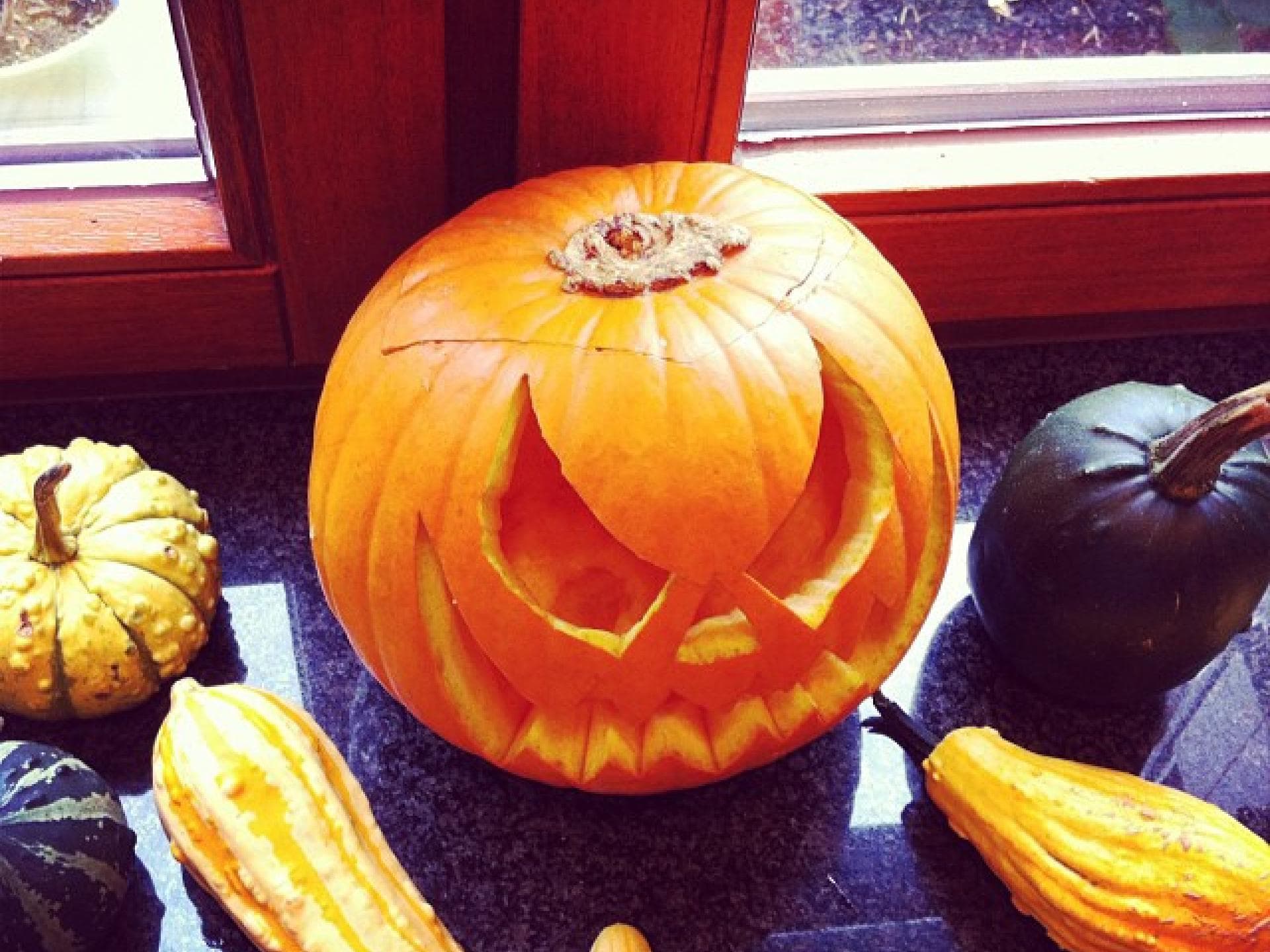 Kürbisgesicht schnitzen Kürbisgesicht mit teuflischen Augen