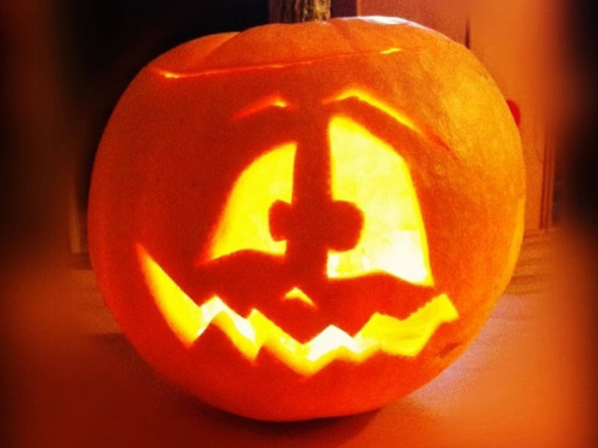 Kürbisgesicht schnitzen Niedliches Kürbisgesicht