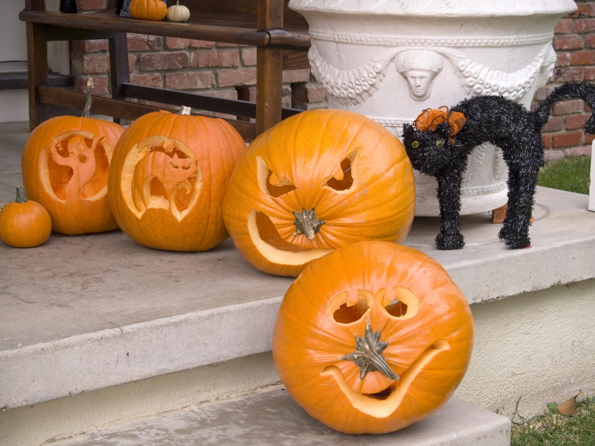 Kürbisgesicht schnitzen Kürbis schnitzen Halloween Ideen