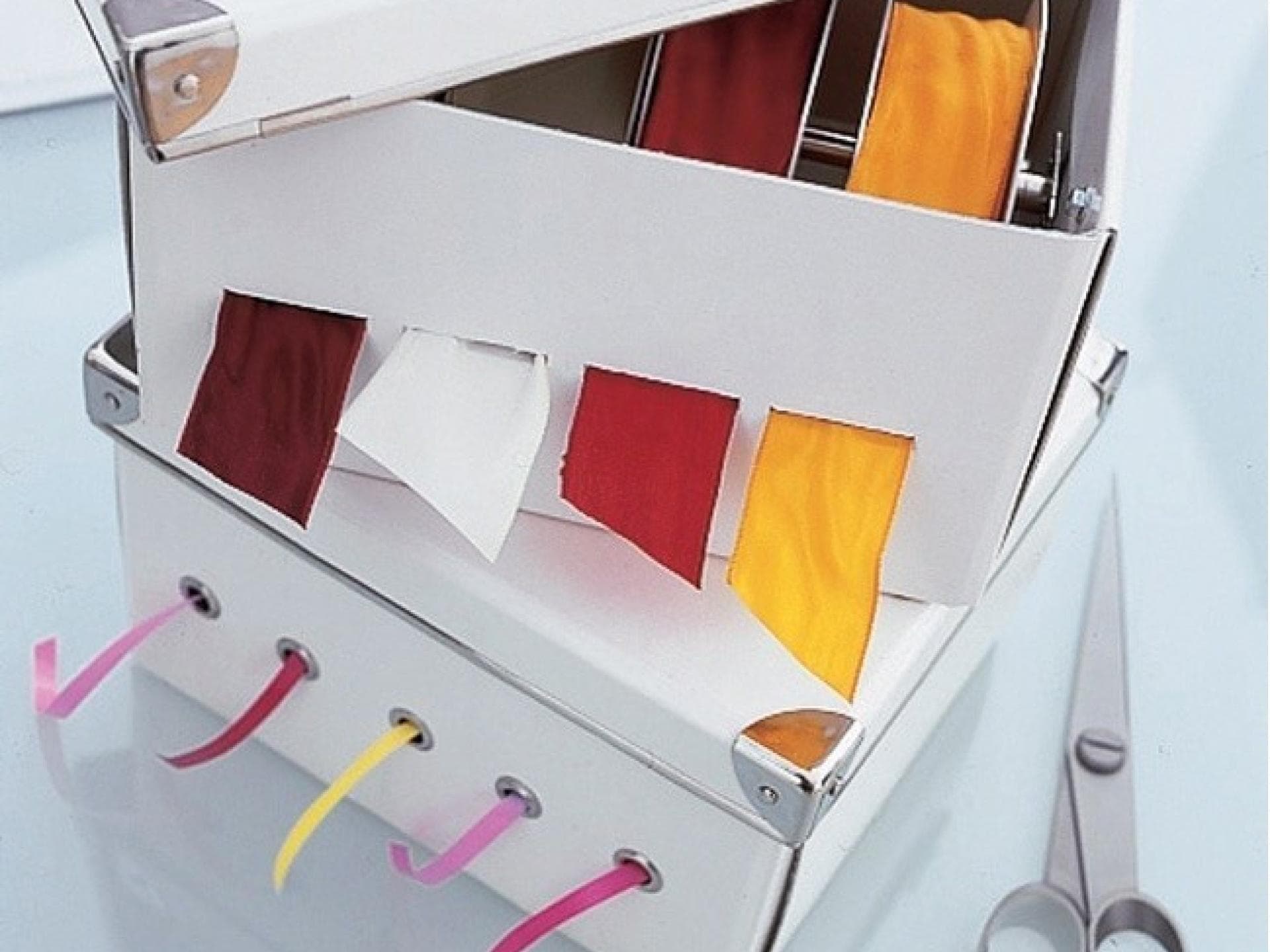 Boxen mit Geschenkband