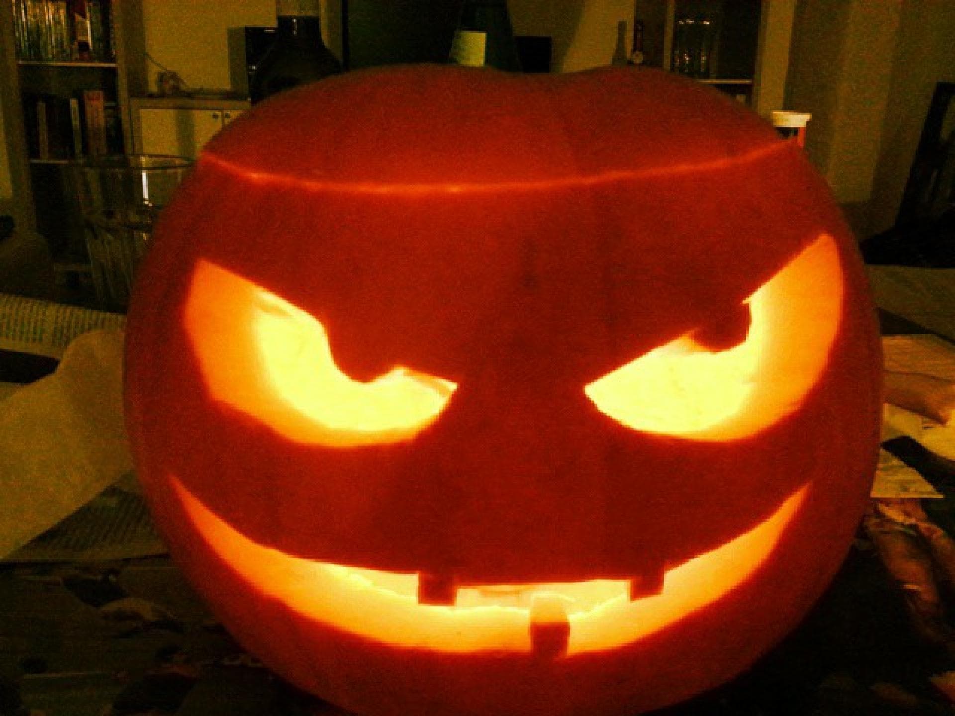 Kürbisgesicht schnitzen Kürbisgesicht mit Gruselaugen