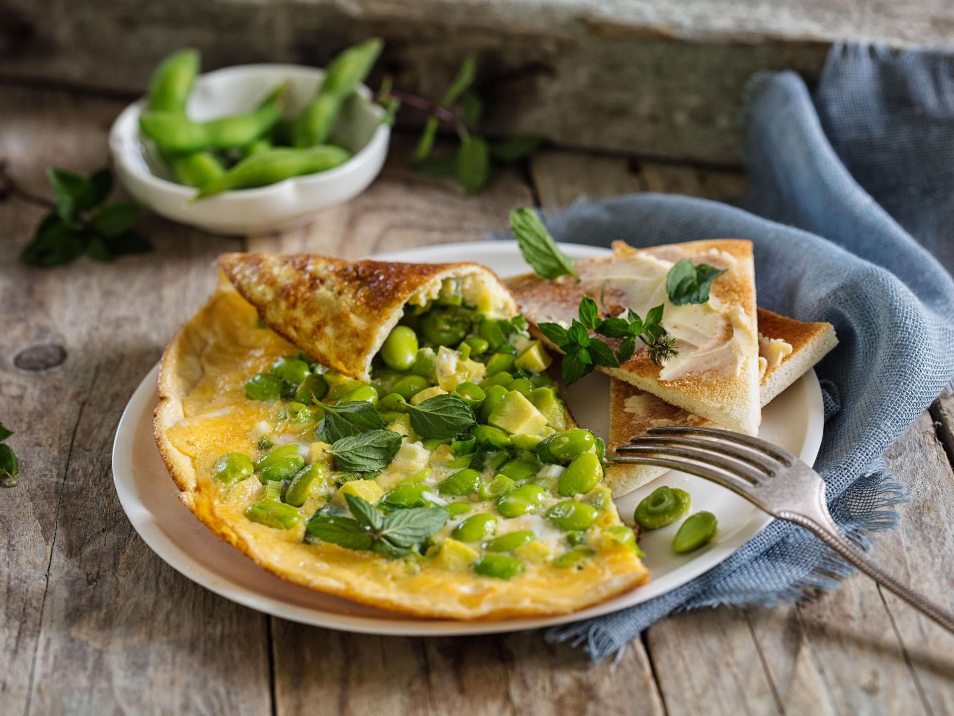 Omelett mit Edamame-Bohnen, Avocado und Minze Omelett mit Edamame-Bohnen, Avocado und Minze