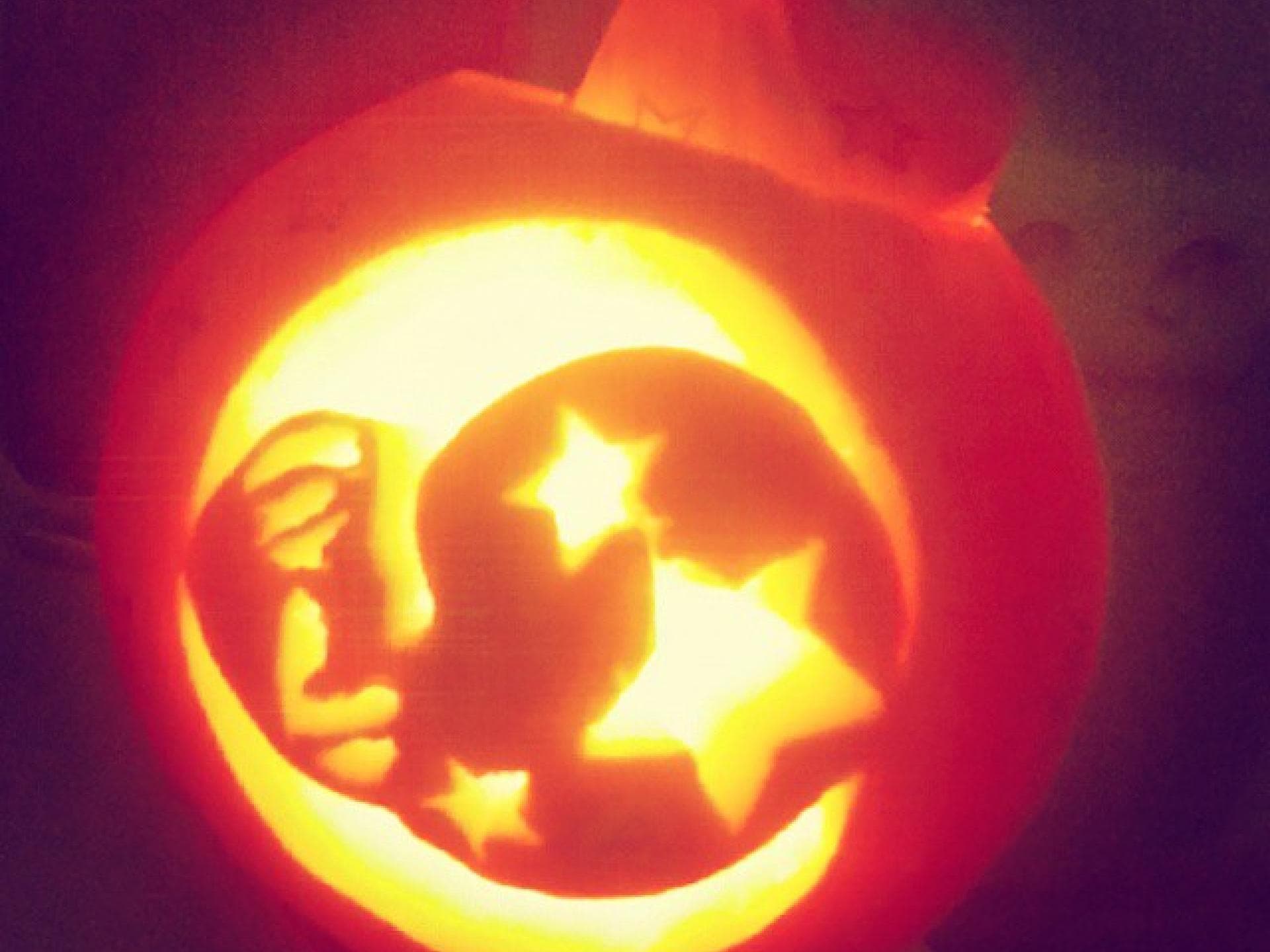 Kürbisgesicht schnitzen Kürbisgesicht mit Mond und Sternen