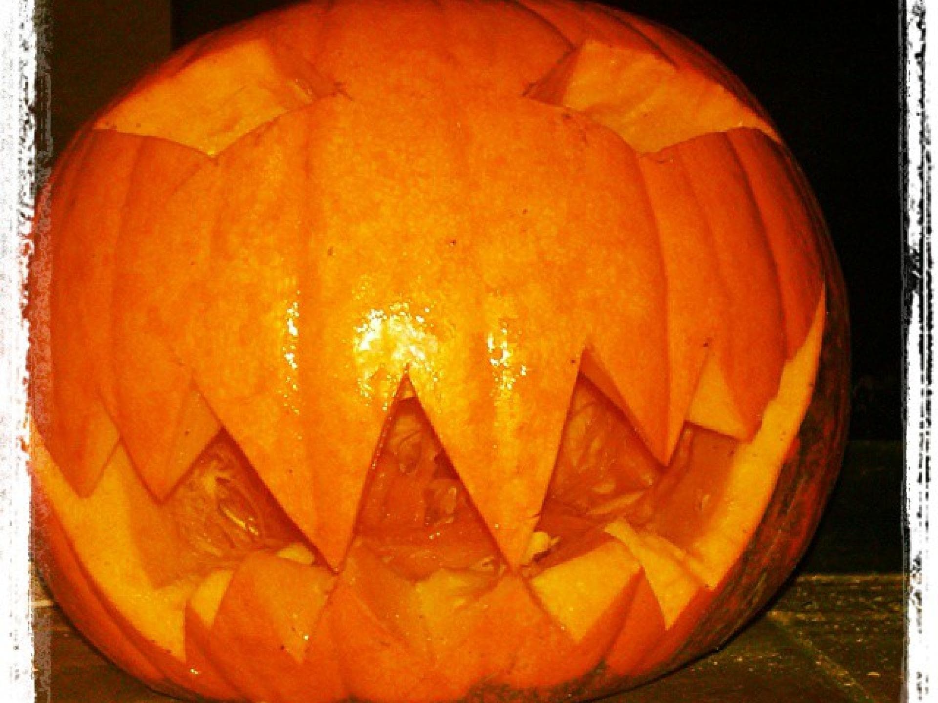 Kürbisgesicht schnitzen Kürbisgesicht mit spitzen Zähnen