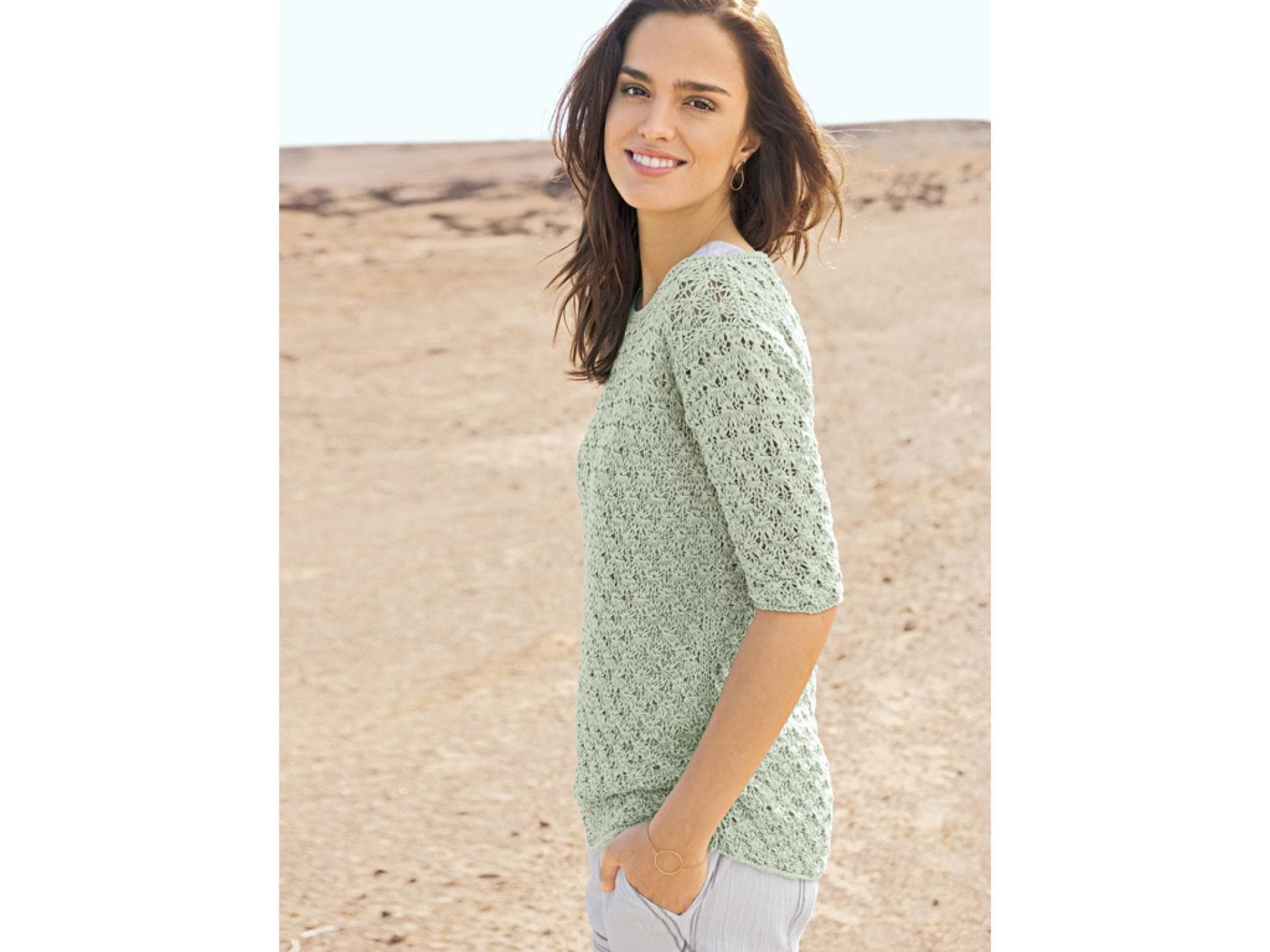 Sommerpulli aus Wakame Junge Frau trägt gestrickten Sommerpulli