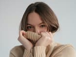 Frau mit Wollpullover Frau mit Wollpullover