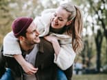 Mann nimmt Frau Huckepack Mann nimmt Frau Huckepack