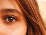 Frau mit langen Wimpern Frau mit langen Wimpern