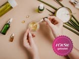 Frau benutzt Naturkosmetik Frau benutzt Naturkosmetik