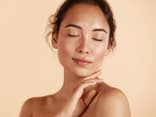 So geht Contouring mit Selbstbräuner Frau mit Selbstbräuner-Contouring im Gesicht