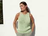 Kostenlose Strickanleitung für ein hellgrünes Trägertop von Lana Grossa Model in gestrickten Trägertop aus hellgrüner Wolle von Lana Grossa