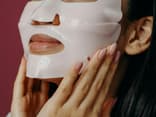 Ich verrate Ihnen, wo es die beste Kollagen-Maske gibt! Frau mit der besten Kollagen-Maske von Amazon