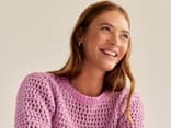 Bei uns finden Sie schöne Anleitungen für luftige Sommershirts Model in gestricktem Sommershirt von Lana Grossa