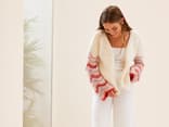 Strickanleitung für die Wellenmuster-Strickjacke von Lana Grossa Model in Wellenmuster-Strickjacke von Lana Grossa