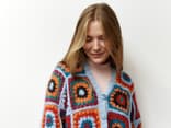 Kostenlose Häkelanleitung für die Granny Square Jacke von Lana Grossa Model in gehäkelter Granny Square Jacke von Lana Grossa
