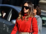 Beige und Rot sind die perfekte Kombi für den Frühling Victoria Beckham bei der Fashion Week in Paris