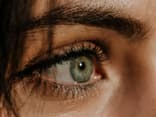 Ich verrate Ihnen, wo es die beste Mascara für Schlupflider gibt! Frau mit bester Mascara für Schlupflider