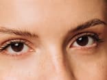 Pflegende Mascaras vereinen Volumen, Länge und Wirkstoffe in sich Frau mit pflegender Mascara auf den Wimpern